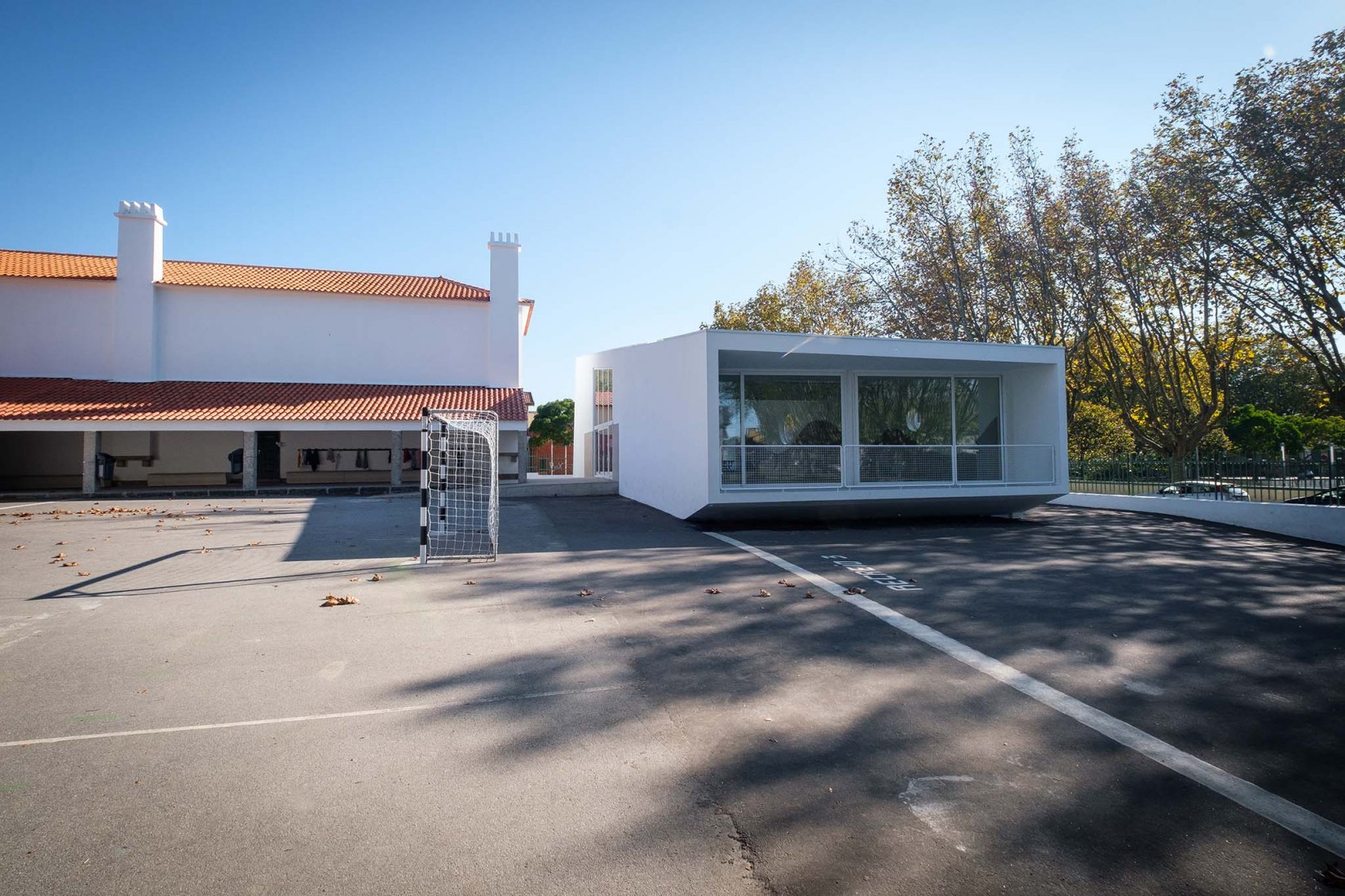 Multi-Purpose School Support Building by Claudio Gil and Anabela Silva Braga. Photograph by cmpv/ Jose Carlos Marques