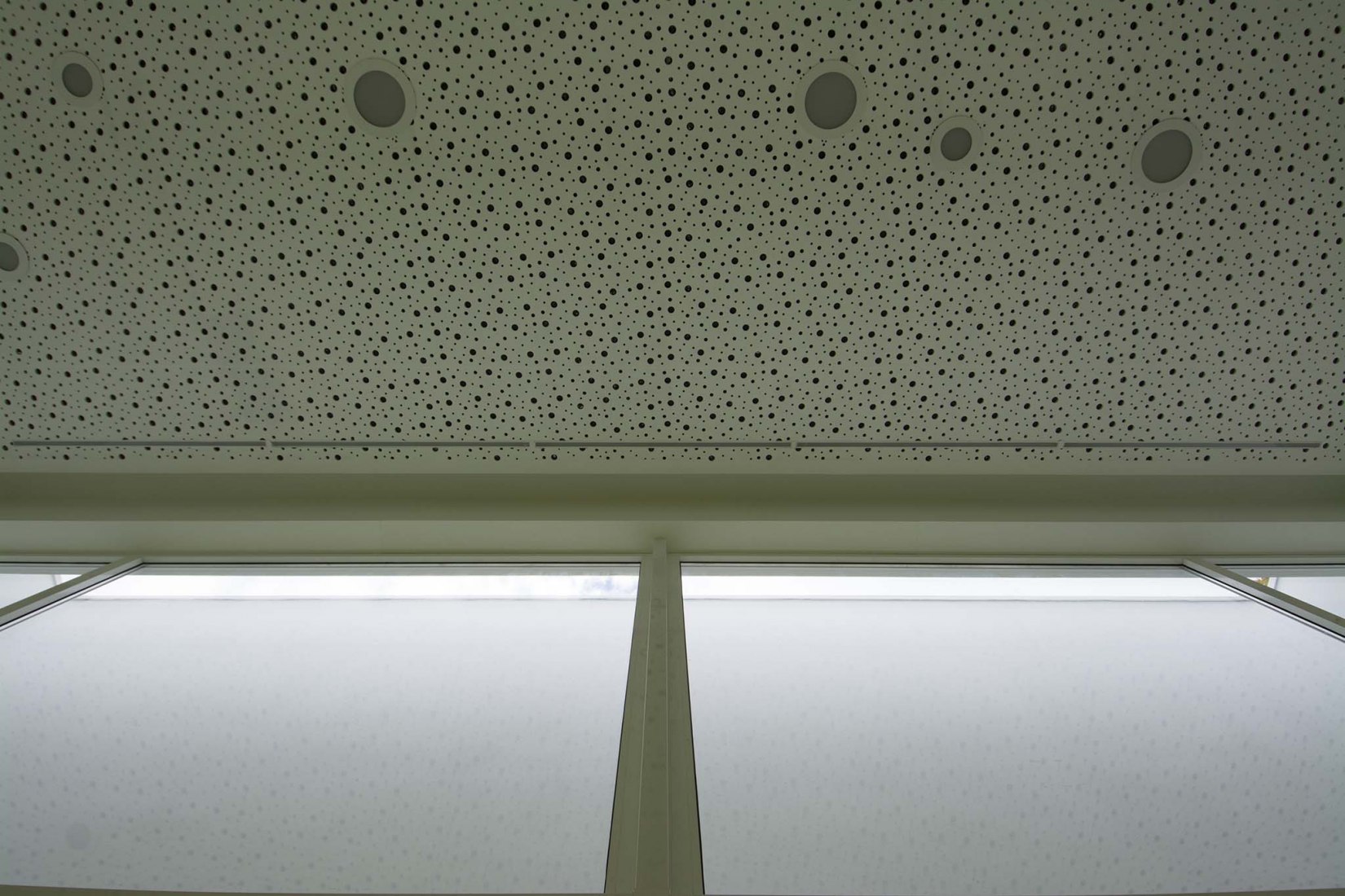 Multi-Purpose School Support Building by Claudio Gil and Anabela Silva Braga. Photograph by Rui Sousa