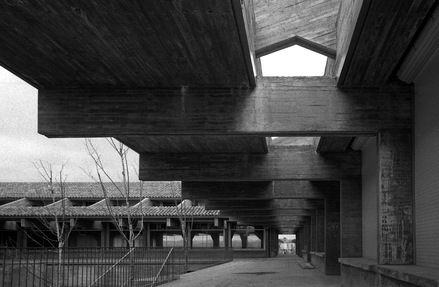 Colegio Estudio, Aravaca, 1962-64 por Fernando Higueras. Imagen © Fundación Fernando Higueras, cortesía Museo ICO. 