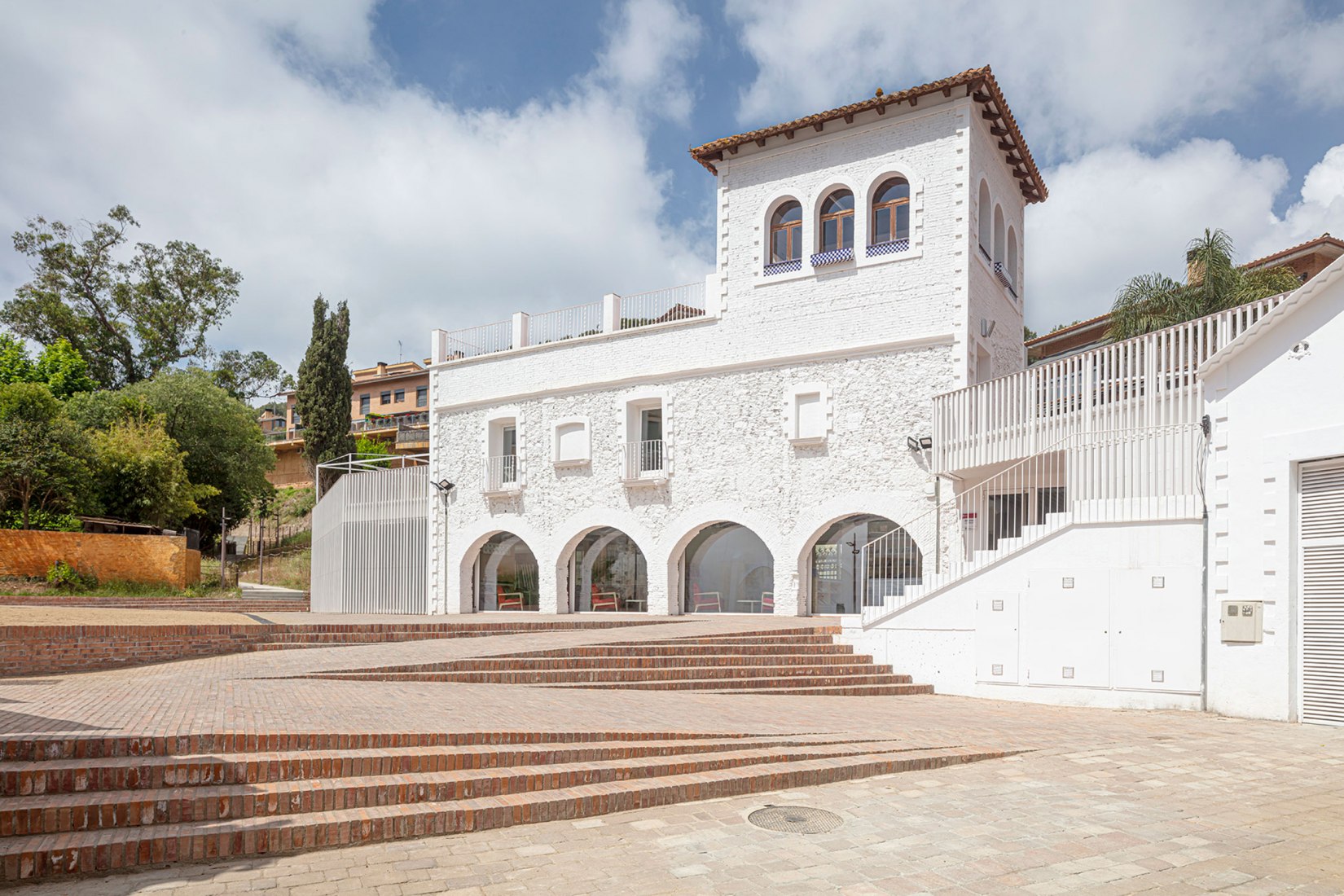 Gardens of the Font del Rector and Ca l'Altisent Library by Col·lectiu Brusi. Photograph by Adrià Goula