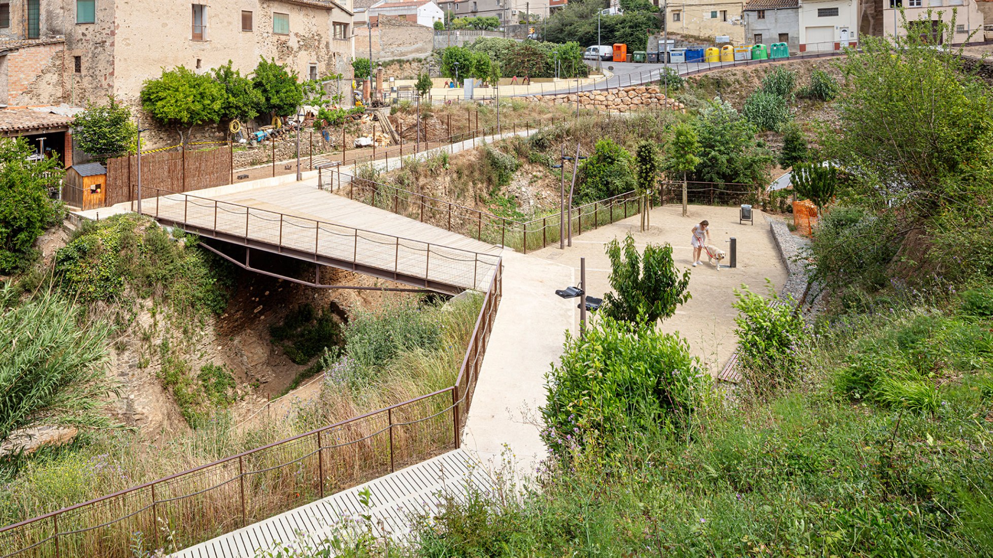 Gardens of the Font del Rector and Ca l'Altisent Library by Col·lectiu Brusi. Photograph by Adrià Goula