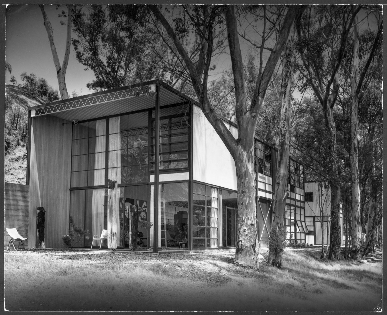 View of the Eames House, 1950. The layout of the house on the site integrates indoor and outdoor spaces. It respects and retains the site's natural qualities and, through careful design, integrates the natural with the human-made. Photo: Julius Shulman, © J. Paul Getty Trust. Getty Research Institute, Los Angeles (2004.R.10).