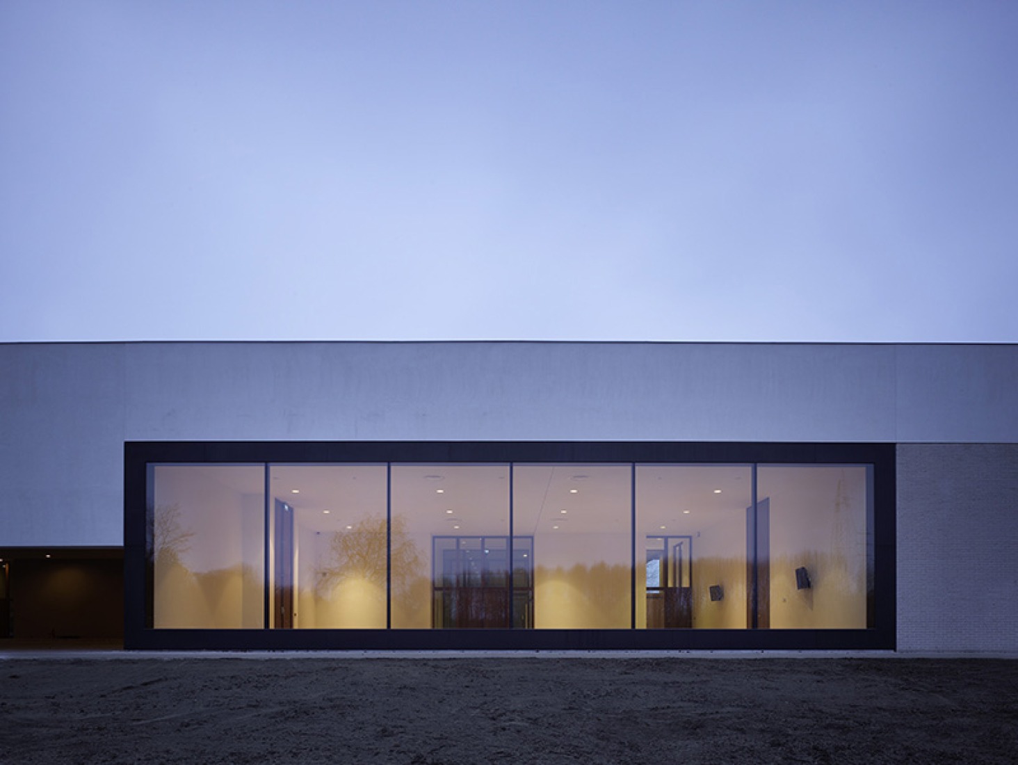 Vista exterior del crematorio Heimolen por KAAN Architecten. Fotografía © Christian Richters.