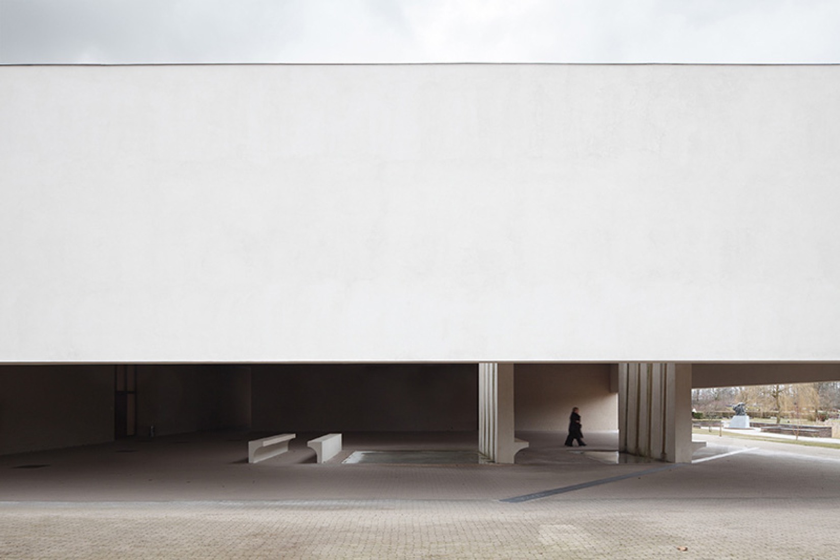 Vista exterior del edificio ceremonial del crematorio Heimolen por KAAN Architecten. Fotografía © Stijn Bollaert.