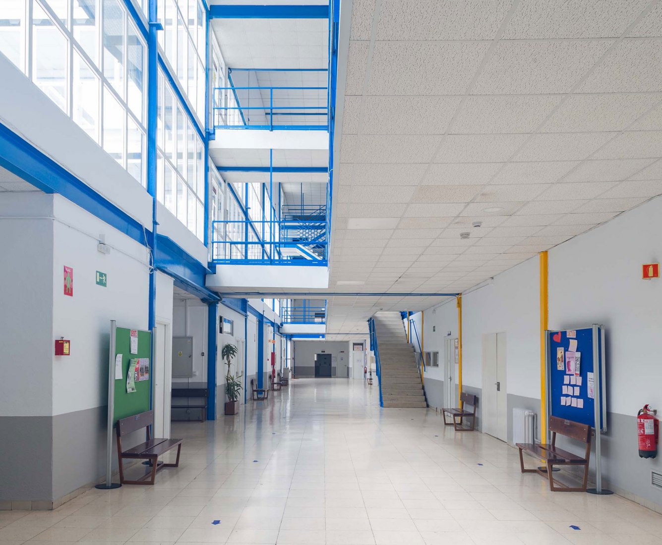 Aulas y seminarios de la Universidad de Sevilla por Alejandro de la Sota. Fotografía por Juan Miller.