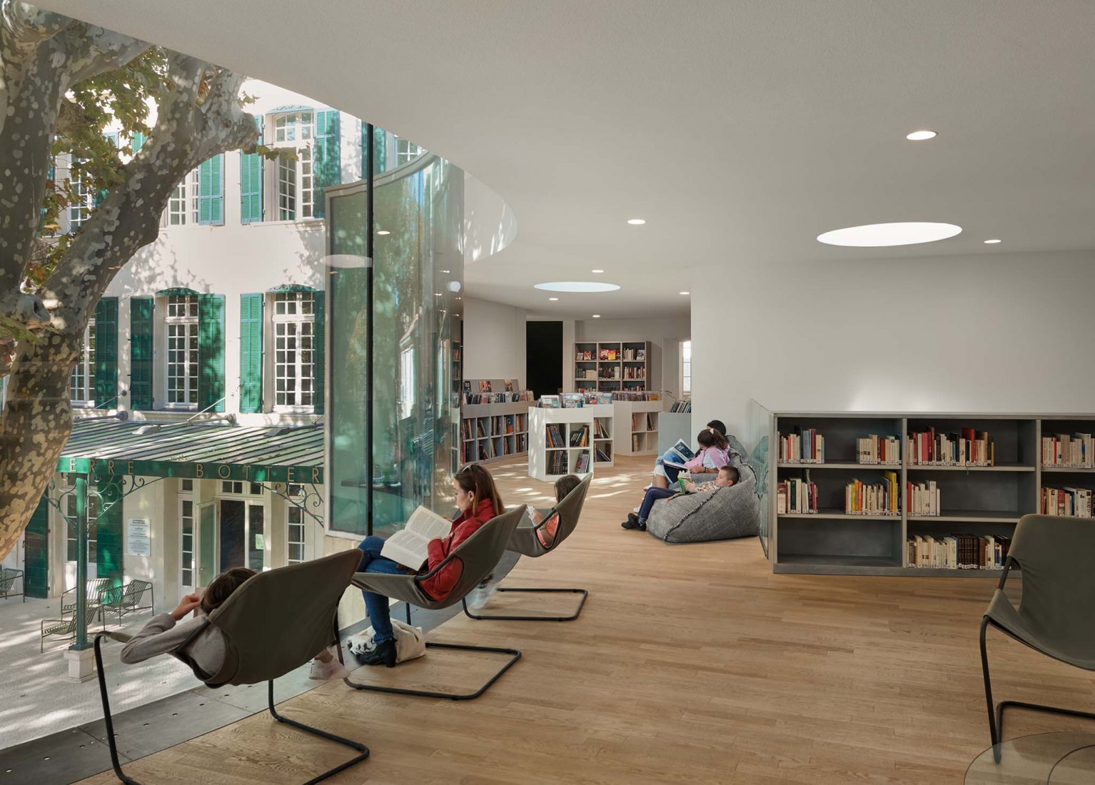 Biblioteca multimedia y parque por Dominique Coulon & associés. Fotografía por Eugeni Pons 