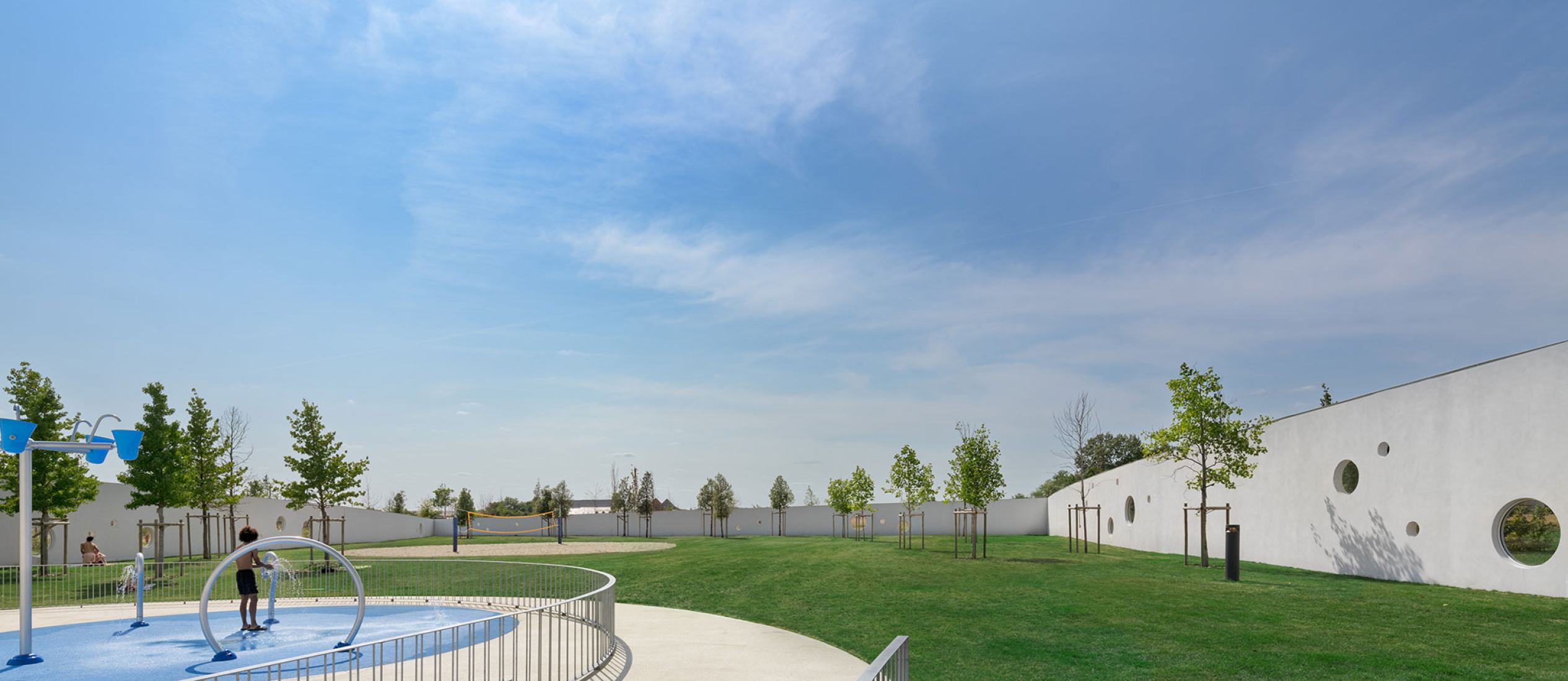 Complejo de piscinas en Fondettes por Dominique Coulon & associés. Fotografía por Eugeni Pons.