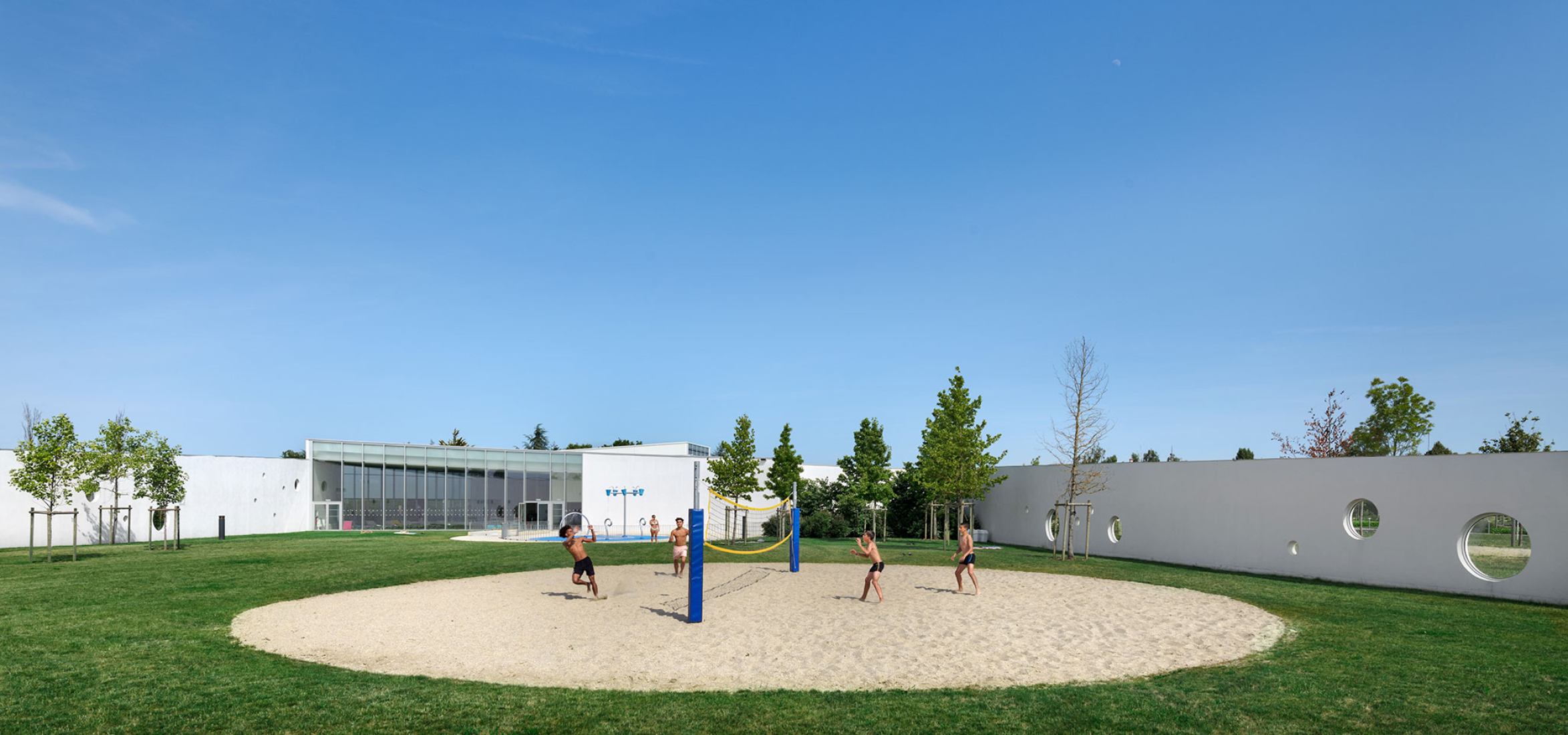 Complejo de piscinas en Fondettes por Dominique Coulon & associés. Fotografía por Eugeni Pons.