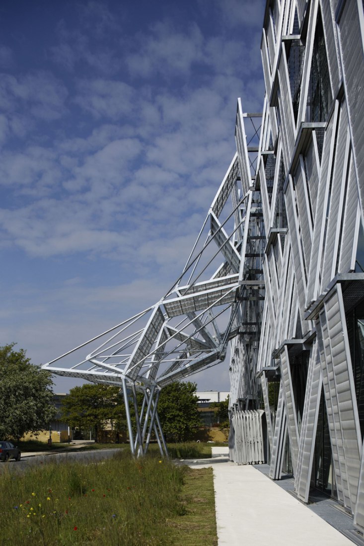 Detalle de fachada. Acceso. Edificio de Mecánica por Dominique Perrault. Fotografía © Vincent Fillon