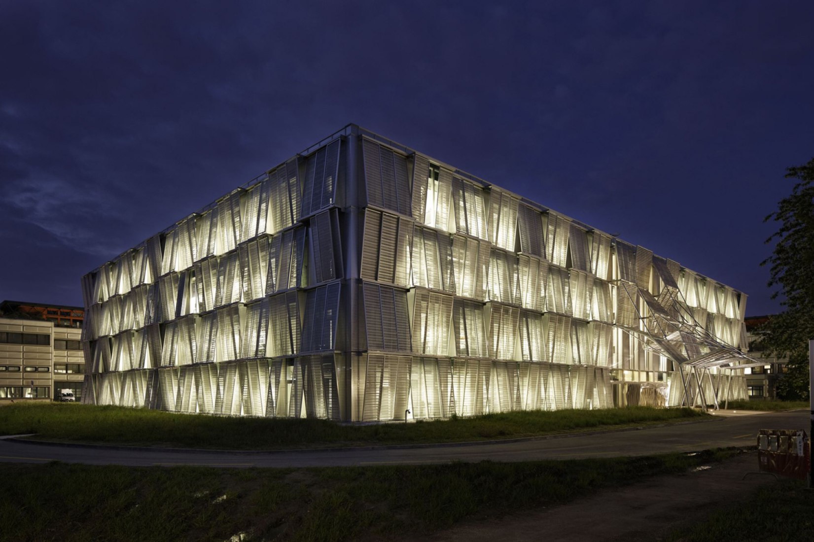 Vista nocturna. Acceso. Edificio de Mecánica por Dominique Perrault. Fotografía © Vincent Fillon
