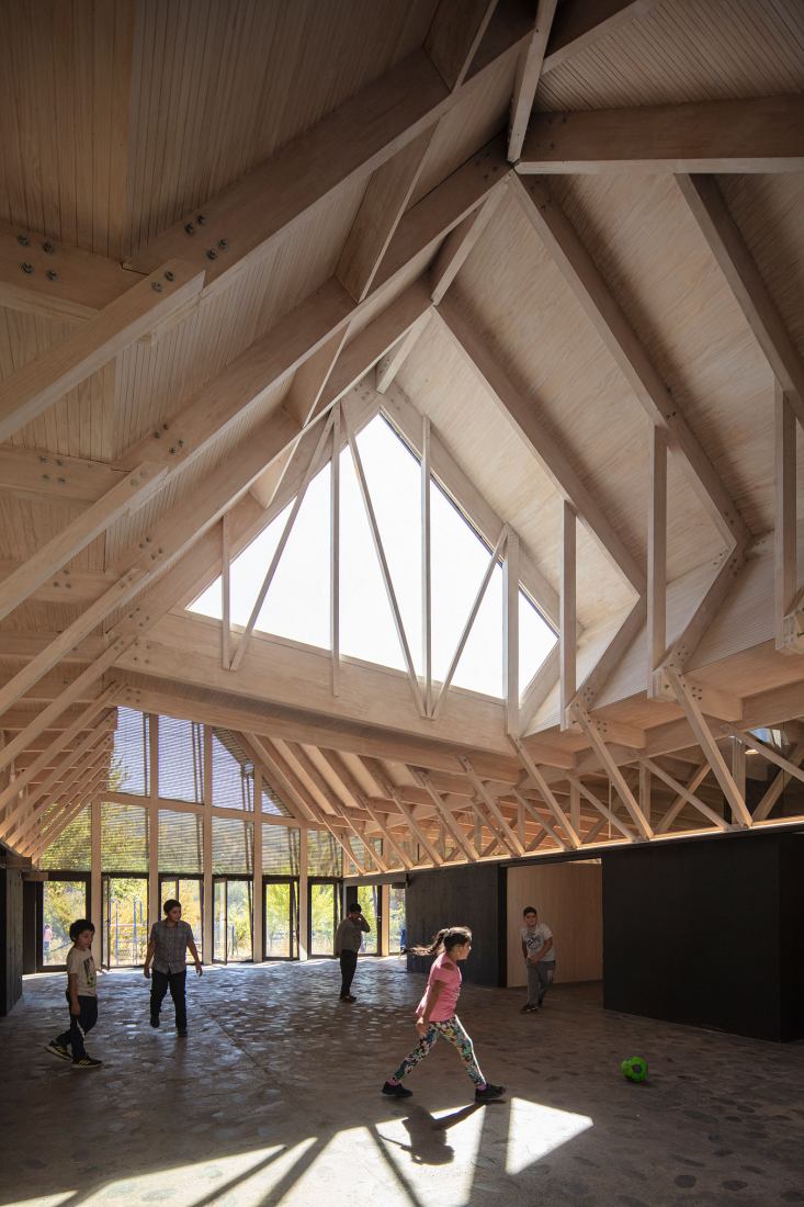Pivadenco Rural School by Duque Motta and MAPAA. Photograph by Pablo Casals Aguirre.