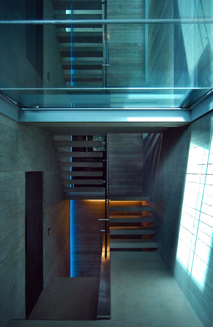Casa en el cementerio Highgate por Eldridge London. Fotografía por Lyndon Douglas