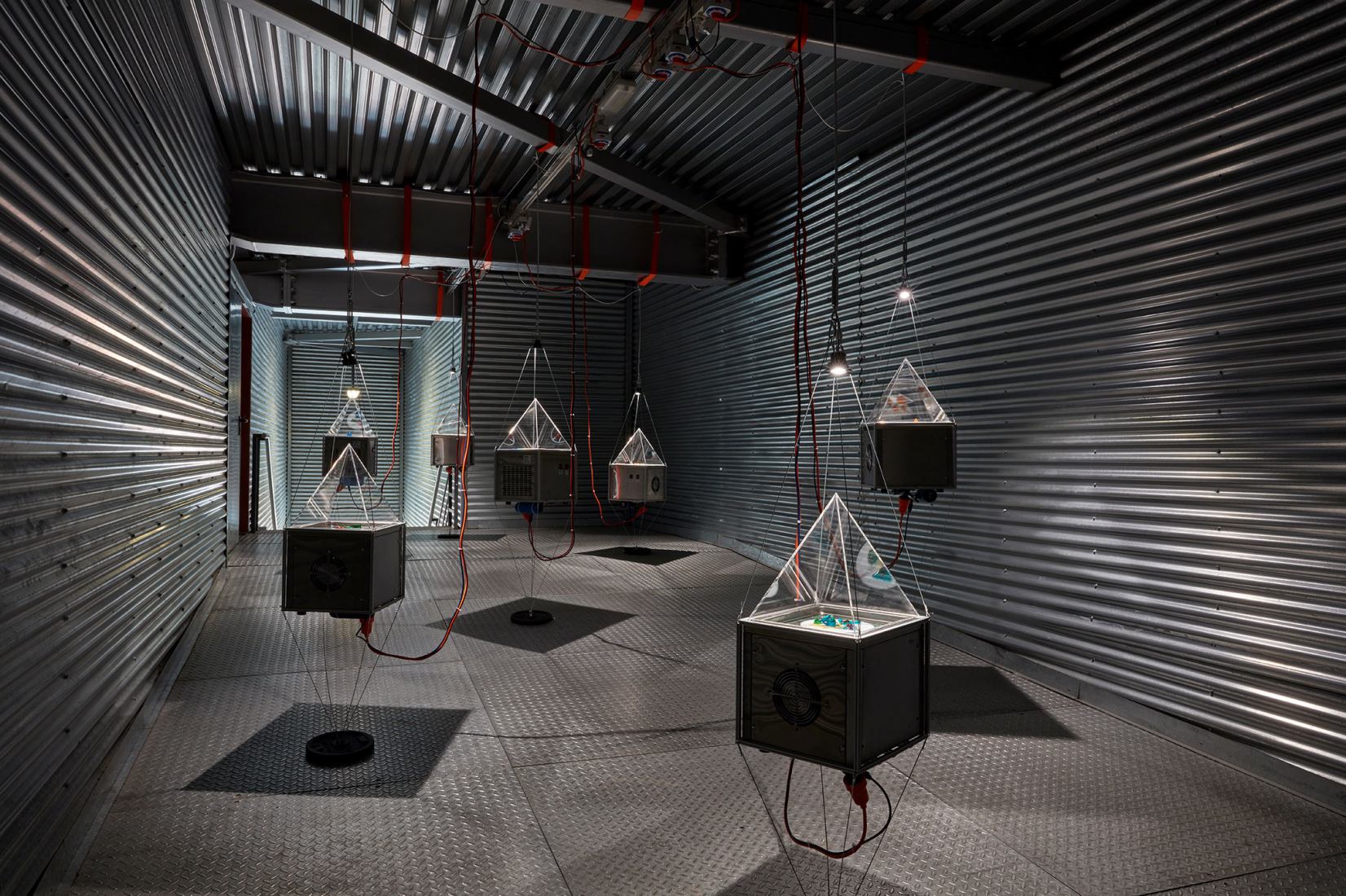 Restos en suspenso, todavía por elii y Orkan Telhan en el Museo Reina Sofía. Cortesía de Museo Centro de Arte Reina Sofía. Octubre 2023. Archivo fotográfico del Museo Reina Sofía.