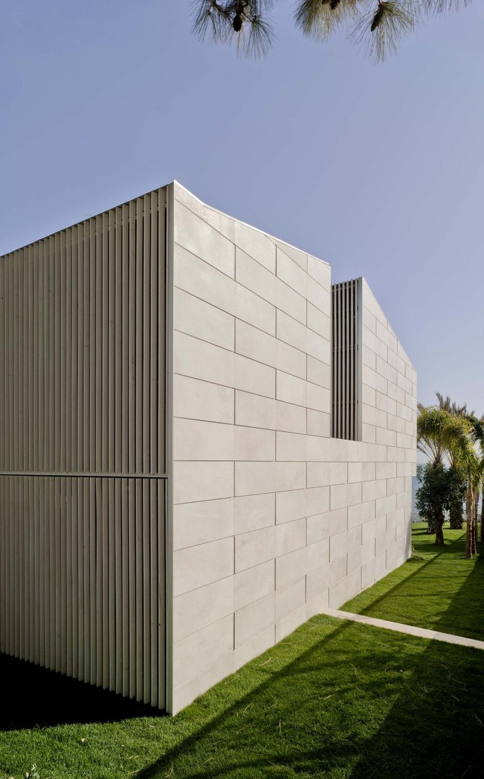 Catamaran House by Eneseis and CODA Arquitectura. Photograph by David Frutos