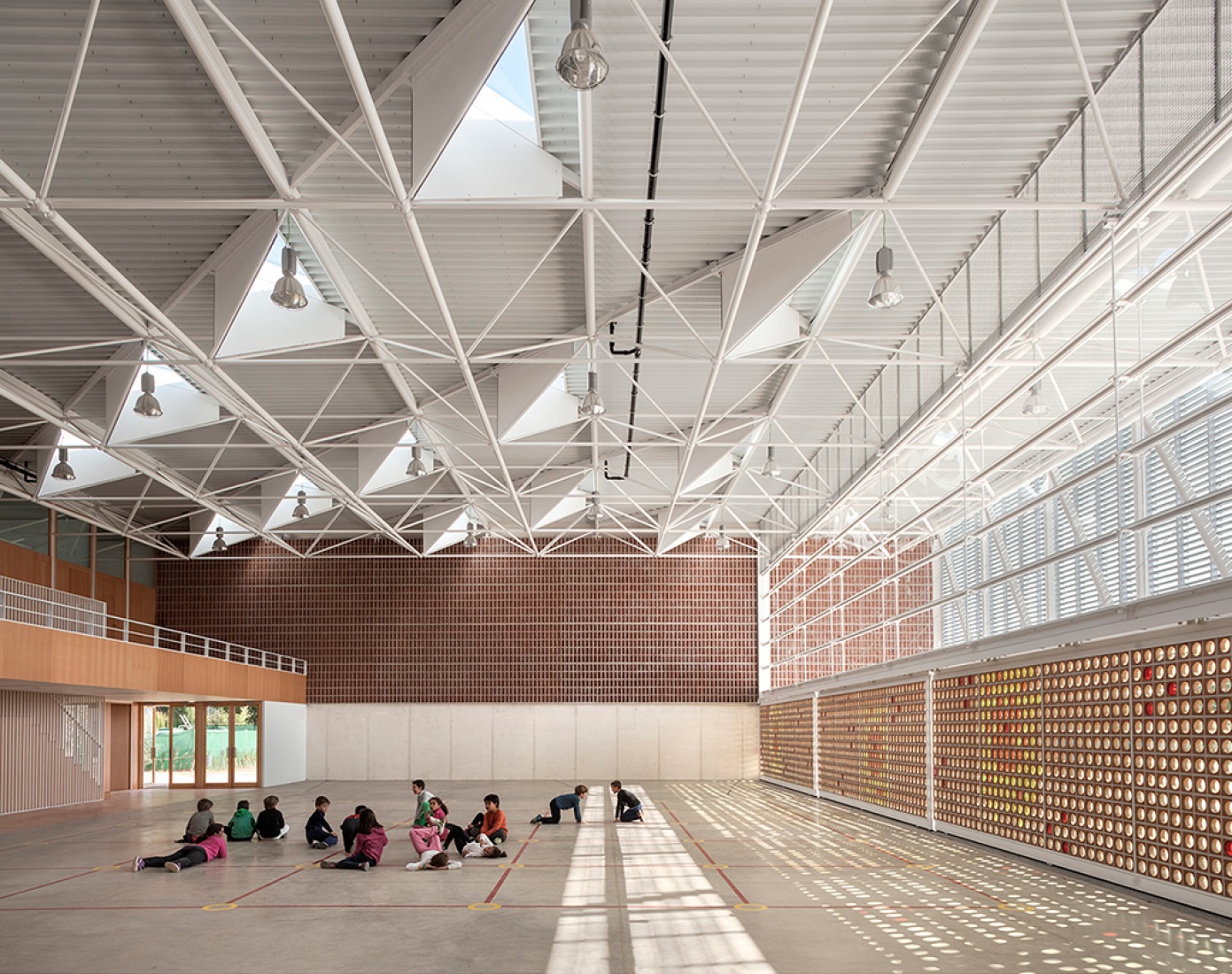 Children playing. Escola Gavina by Arturo Sanz & Carmel Gradolí. Photograph © Mariela Apollonio.