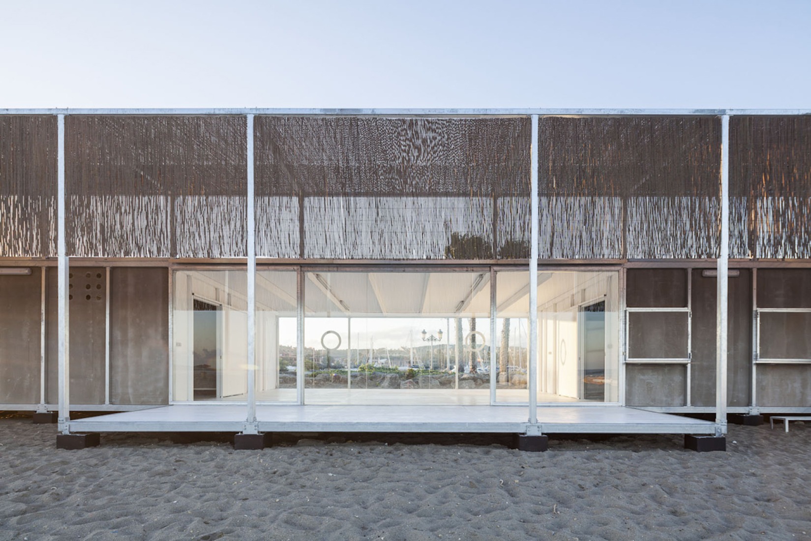 Escuela de vela en Sotogrande, Cádiz, por Héctor Fernández Elorza y Carlos García Fernández. Fotografía por Montse Zamorano