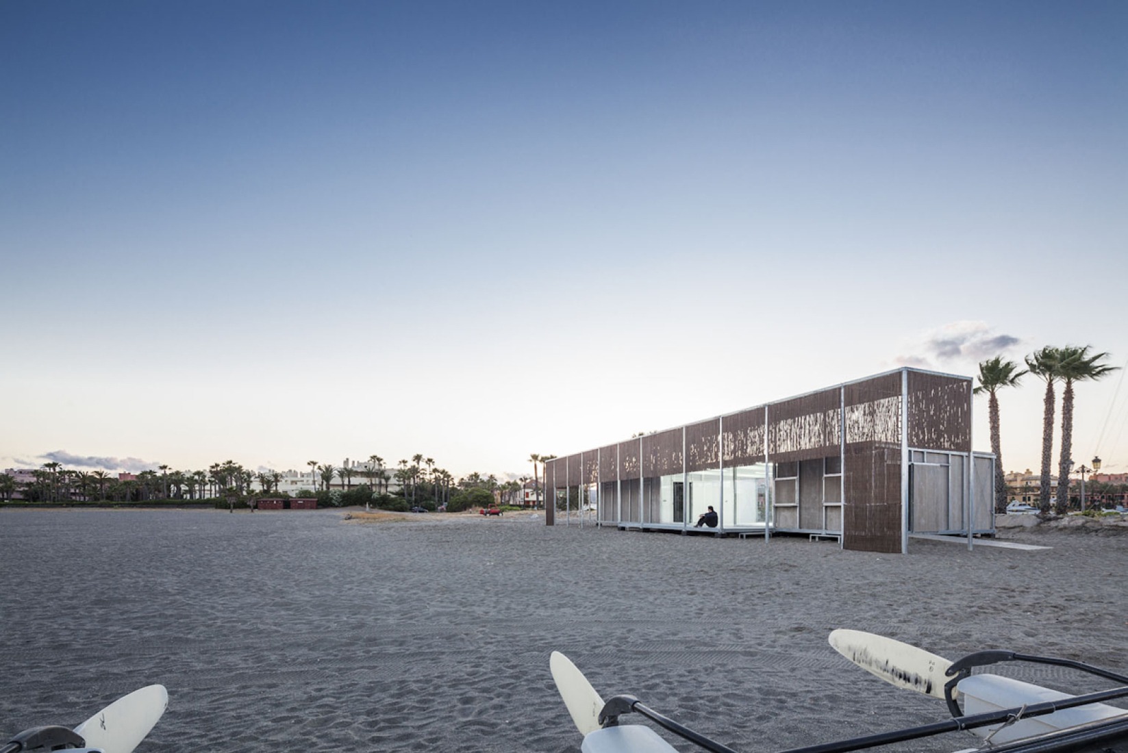 Escuela de vela en Sotogrande, Cádiz, por Héctor Fernández Elorza y Carlos García Fernández. Fotografía por Montse Zamorano