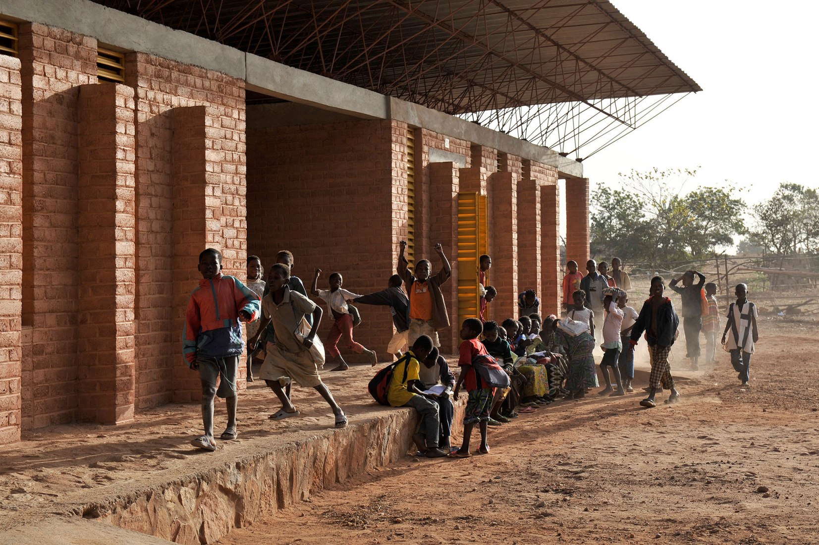 Vista exterior. Escuela primaria de Gando por Francis Kéré. Fotografía por Erik Jan Ouwerkerk. Cortesía Museo ICO