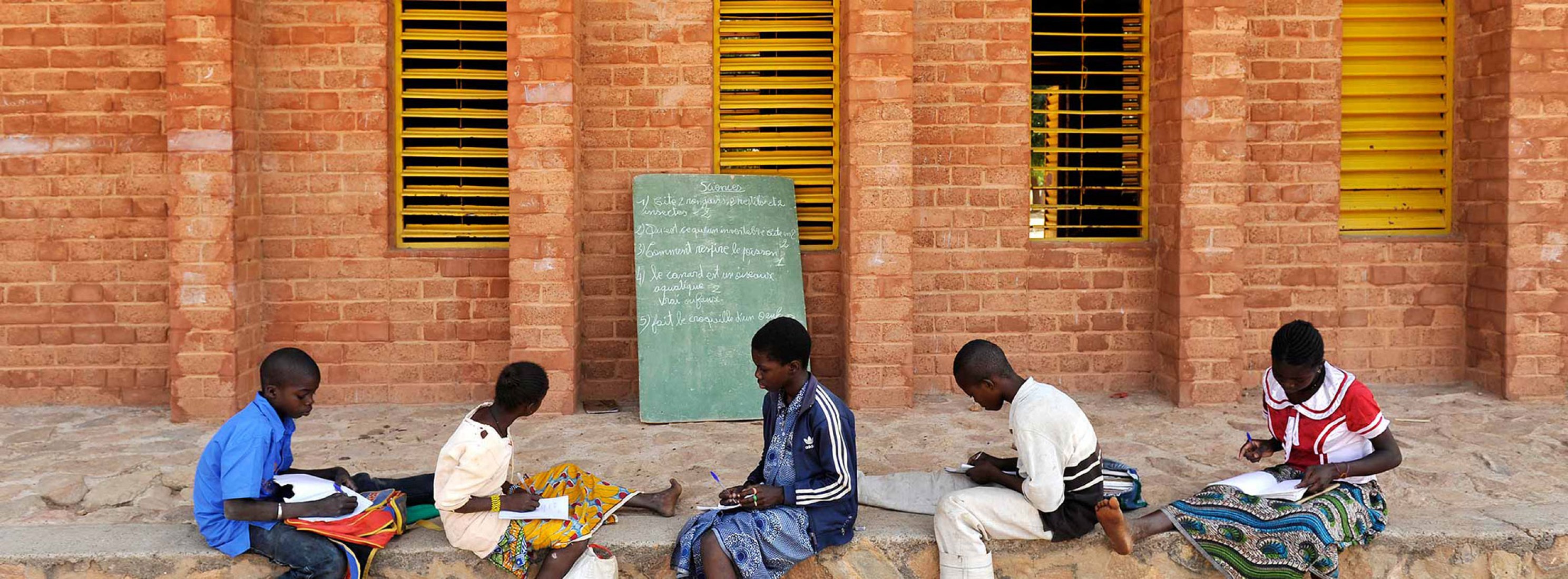 Vista exterior. Escuela primaria de Gando por Francis Kéré. Fotografía por Erik Jan Ouwerkerk. Cortesía Museo ICO