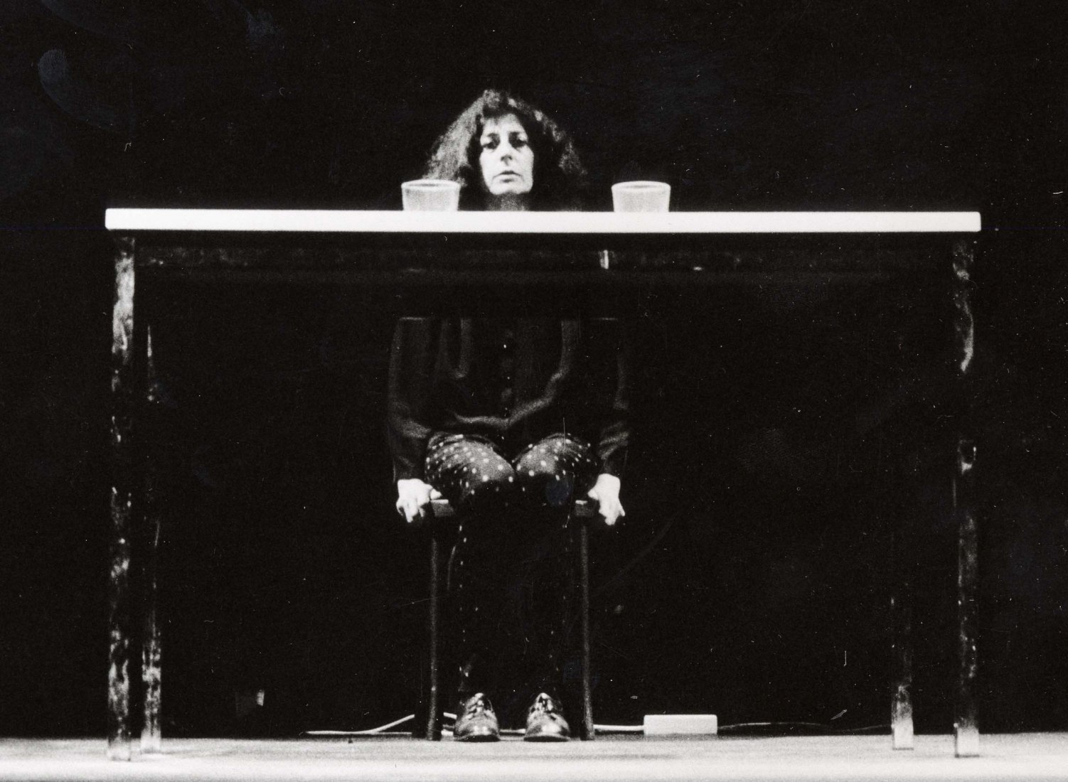 Esther Ferrer. Al ritmo del tiempo, acción creada a lo largo de los años 60. Fotografía en el teatro de La Bastilla, París (1983). Fotografía Matilde Ferrer. Archivo Esther Ferrer.
