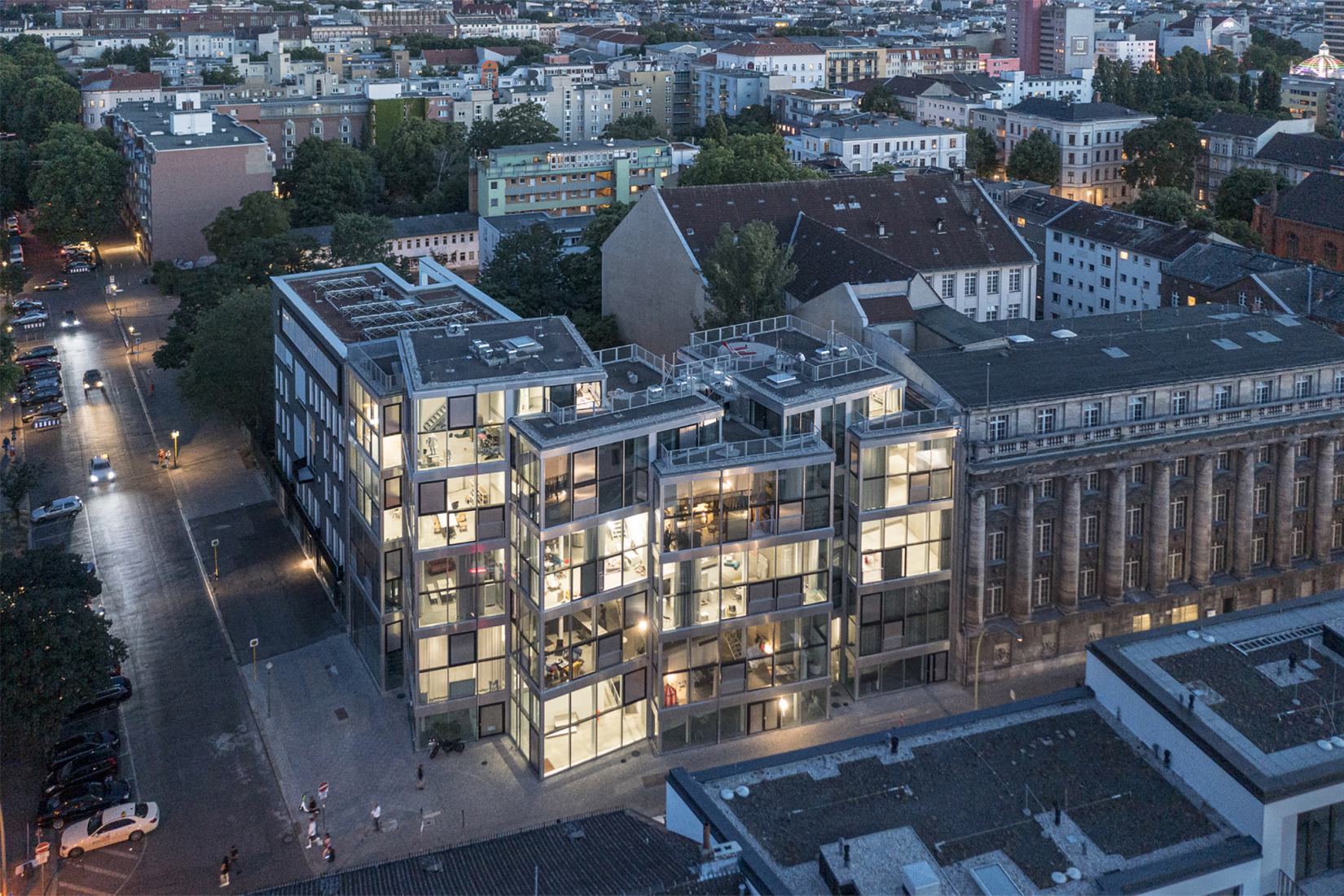 Construyendo comunidad Kurfürstenstrasse por June14 Meyer-Grohbrügge & Chermayeff. Fotografía por Laurian Ghiniţoiu.
