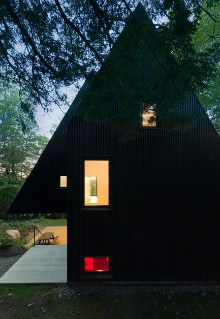 Outside view at night. Fahouse by Jean Verville. Photograph © Maxime Brouillet.