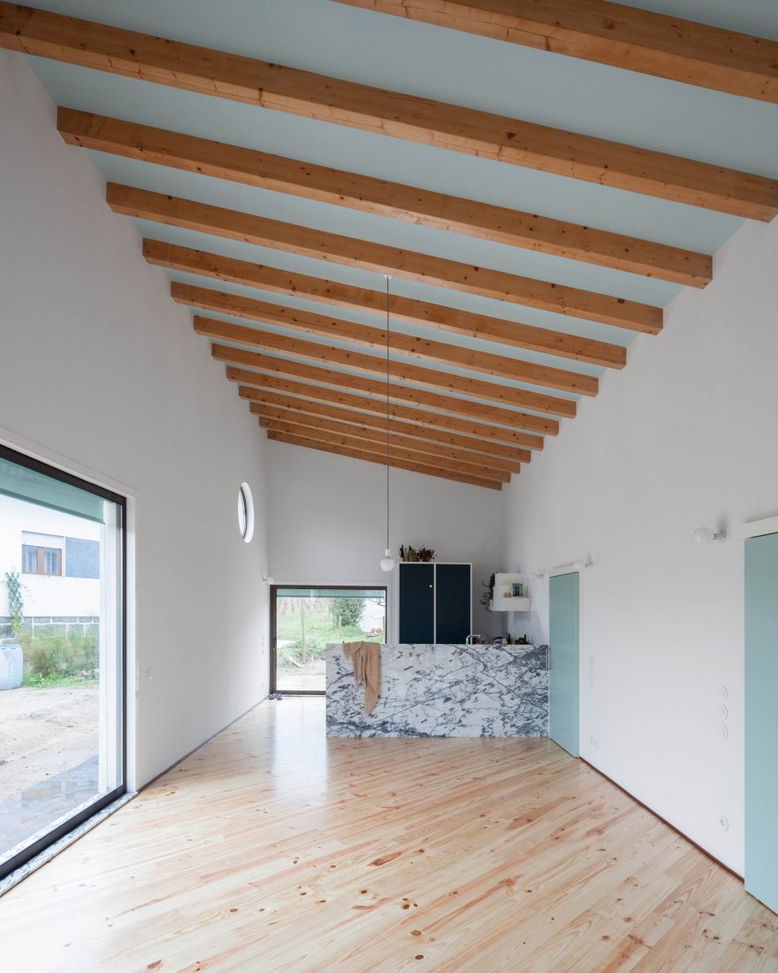 Casa bajo un gran techo por Fala atelier. Fotografía por Ricardo Loureiro.