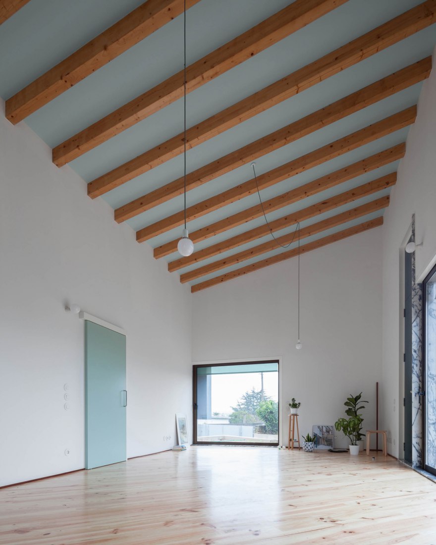 Casa bajo un gran techo por Fala atelier. Fotografía por Ricardo Loureiro.