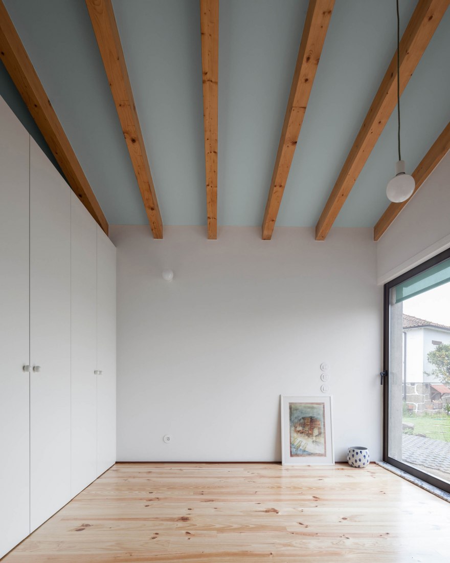 Casa bajo un gran techo por Fala atelier. Fotografía por Ricardo Loureiro.