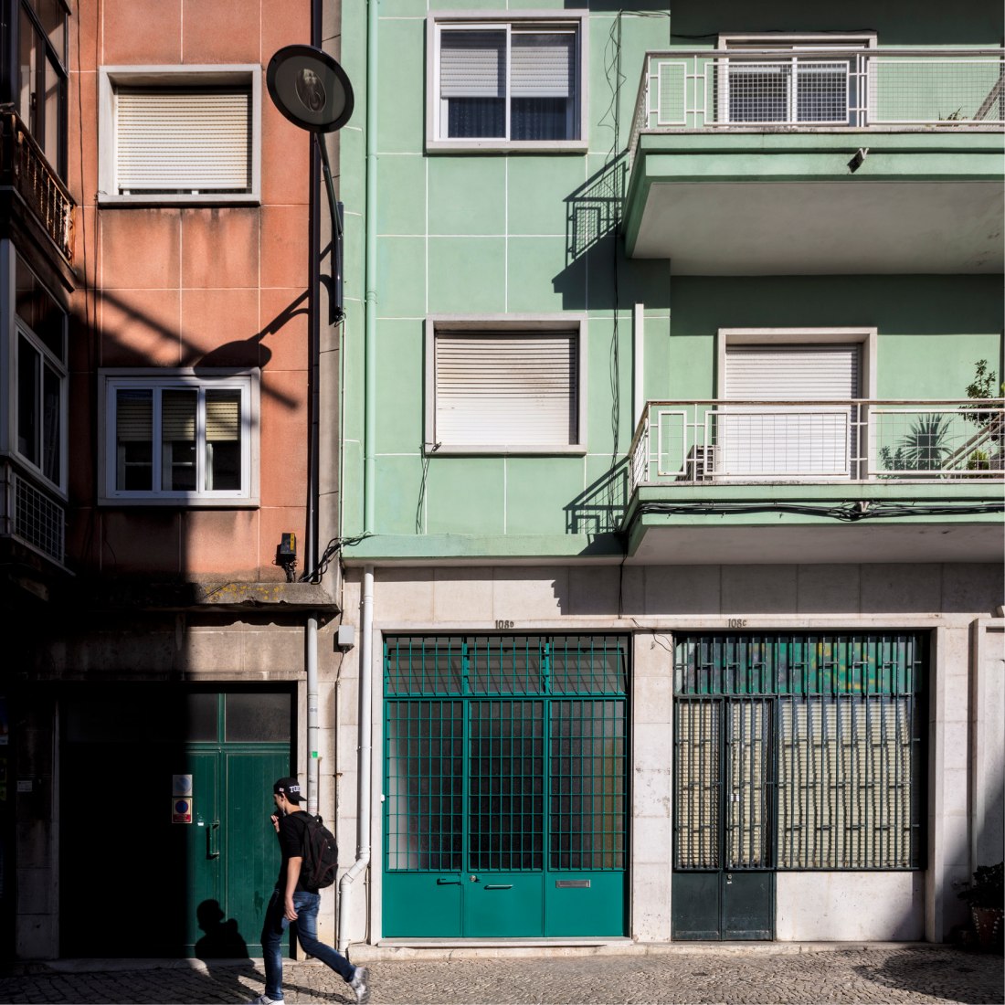 Acceso exterior. De garaje a vivienda por Fala Atelier. Fotografía © Fernando Guerra. FG+SG 
