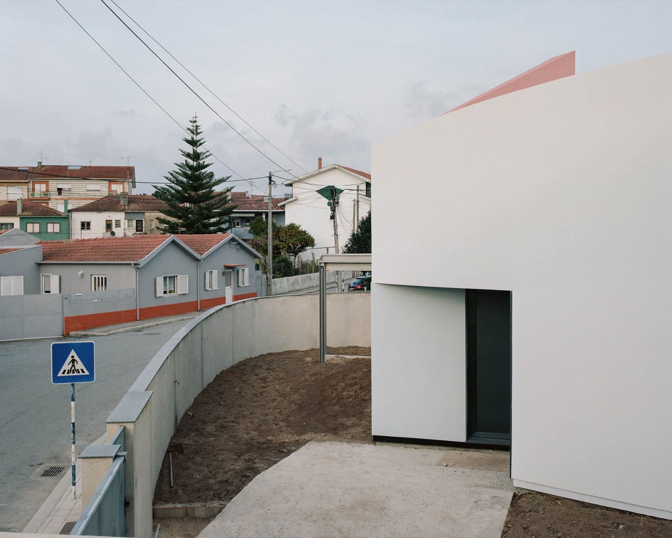 Casa dentro de tres gestos por fala. Fotografía por Francisco Ascensão.
