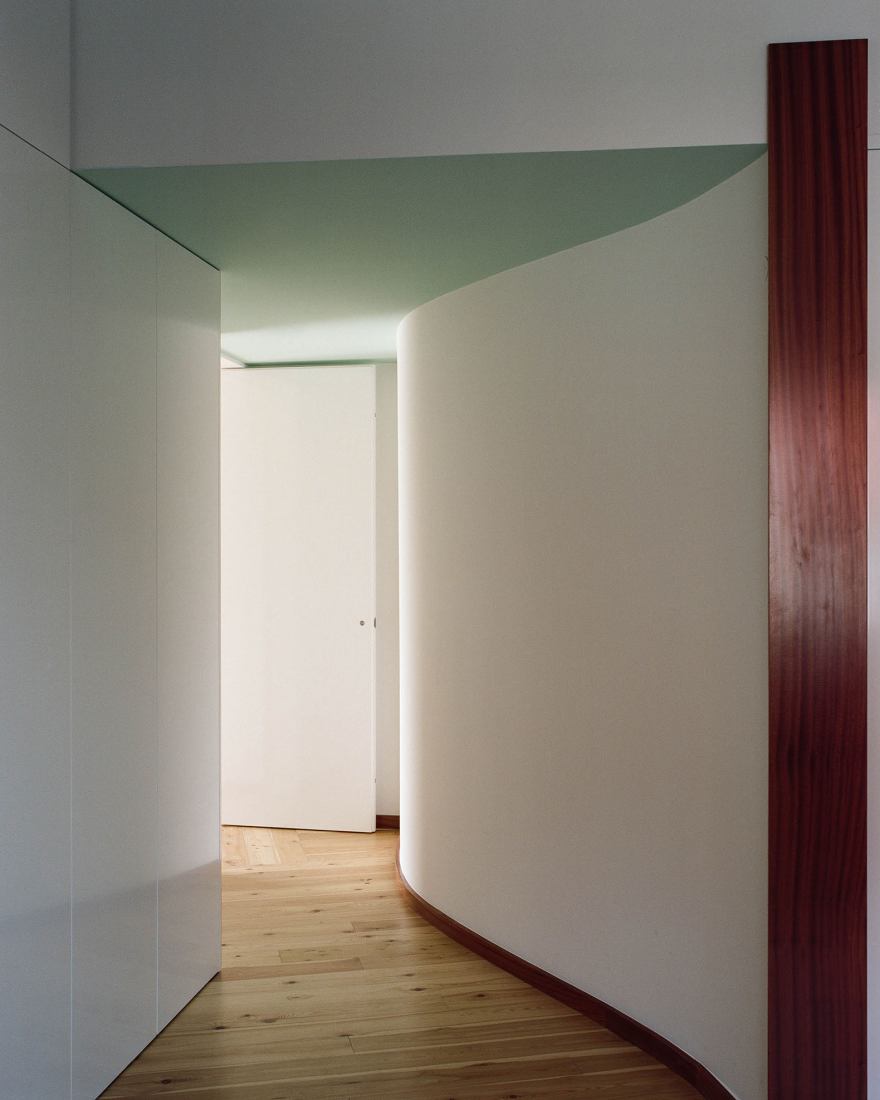 Casa dentro de tres gestos por fala. Fotografía por Francisco Ascensão.