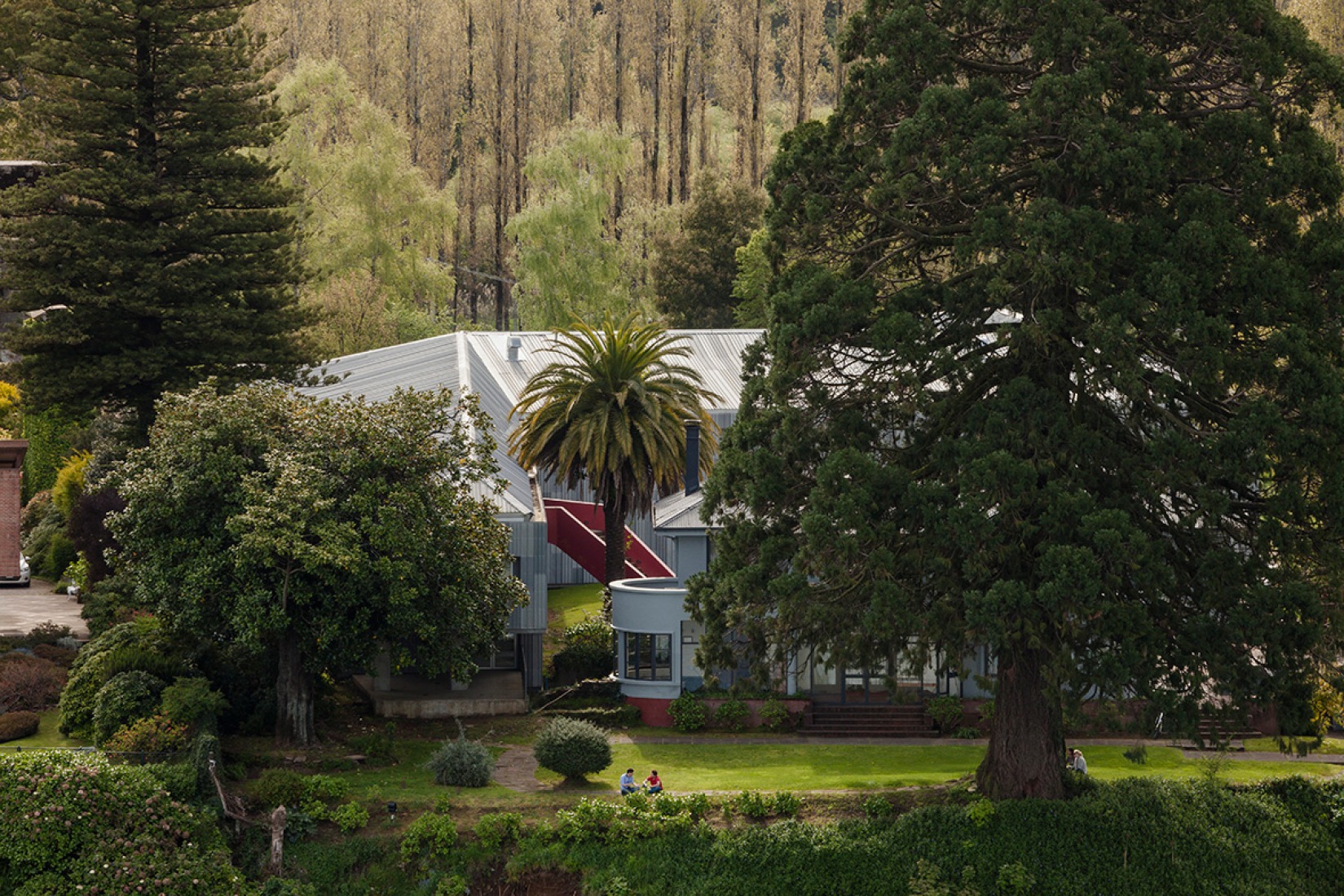 Overview of Faculty of Economics and Administrative Sciences by Felipe Assadi and Francisca Pulido. Photography © Fernando Alda.