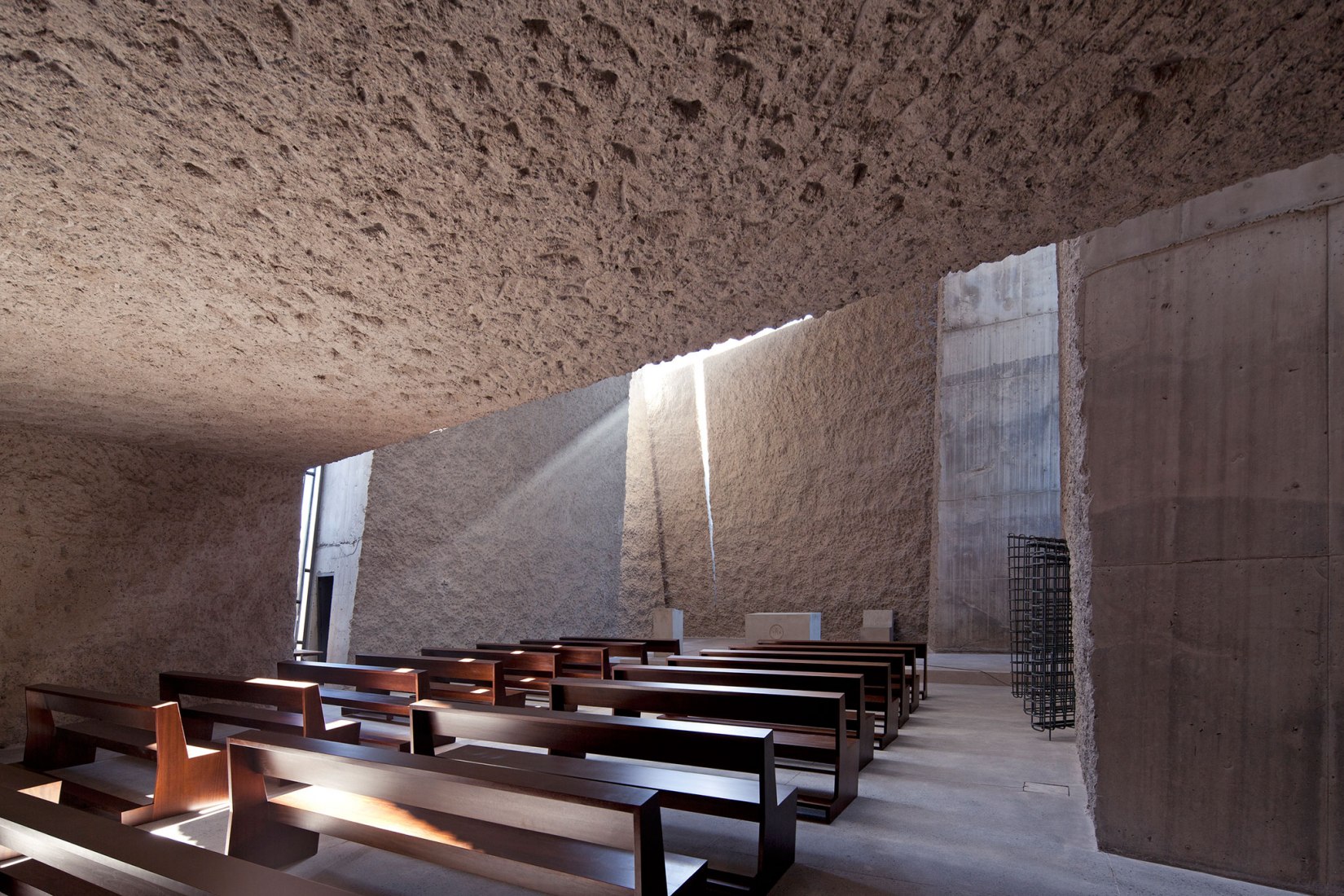 Iglesia del Santísimo Redentor por Fernando Menis. Fotografía por Simona Rota.