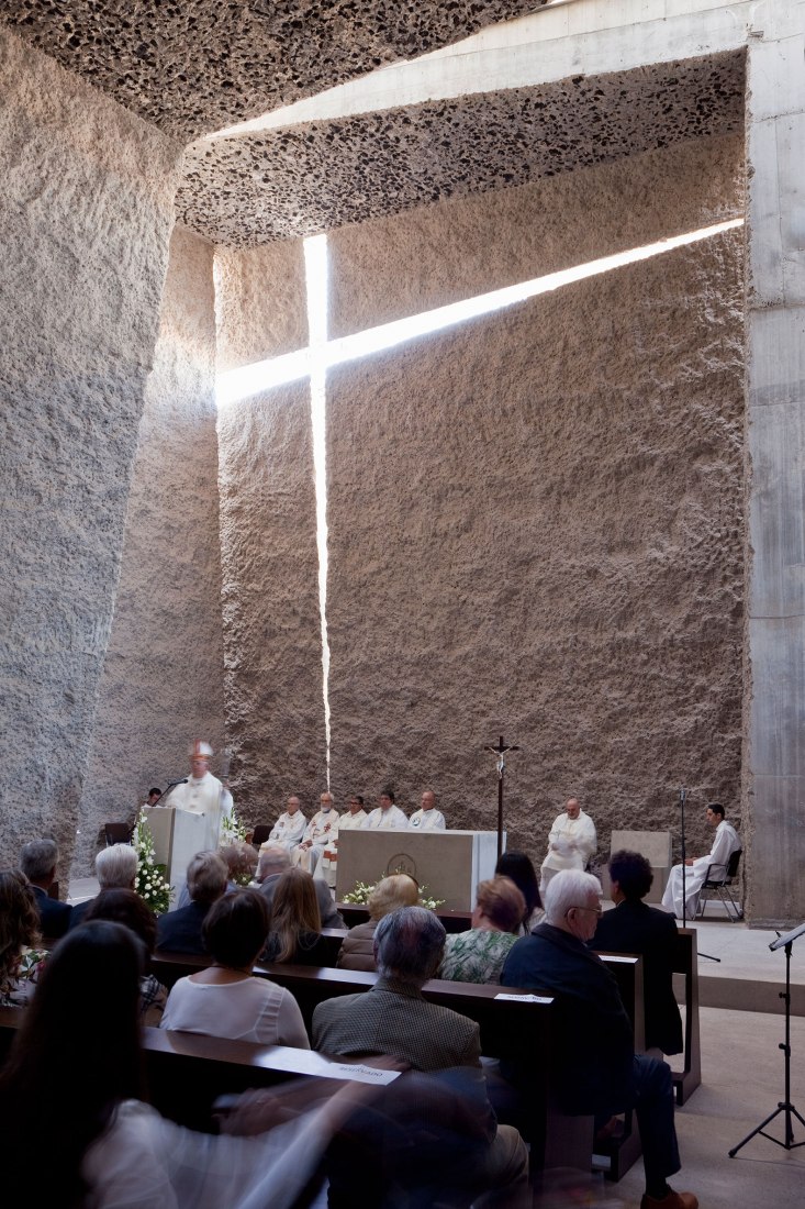 Iglesia del Santísimo Redentor por Fernando Menis. Fotografía por Simona Rota.