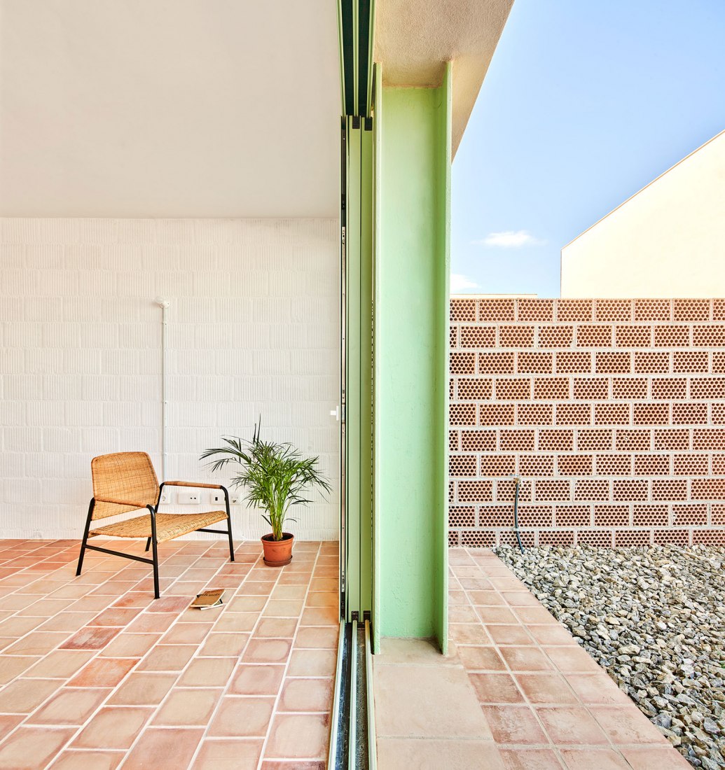 54 Public Protection Housing by Joan Josep Fortuny Giró and Alventosa Morell Arquitectes. Photograph by José Hevia.