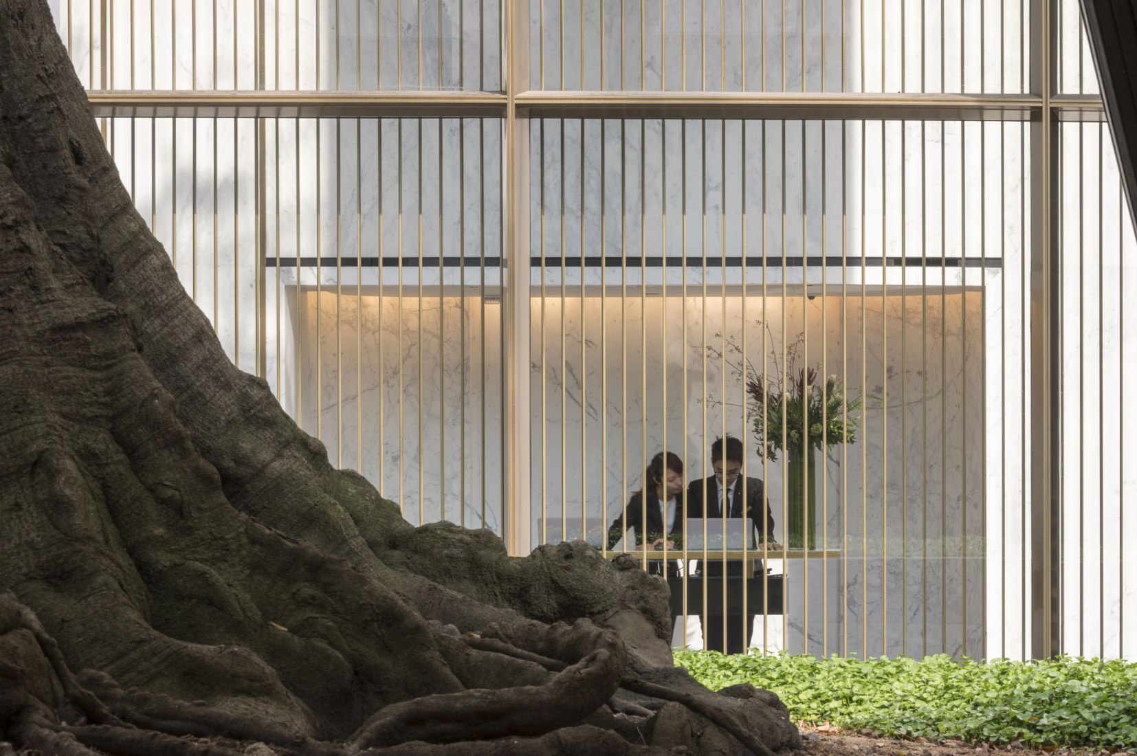 Vista de la recepción desde el área de entrega. El Murray, un nuevo hotel para Hong Kong por Foster + Partners © Nigel Young / Foster+Partners 