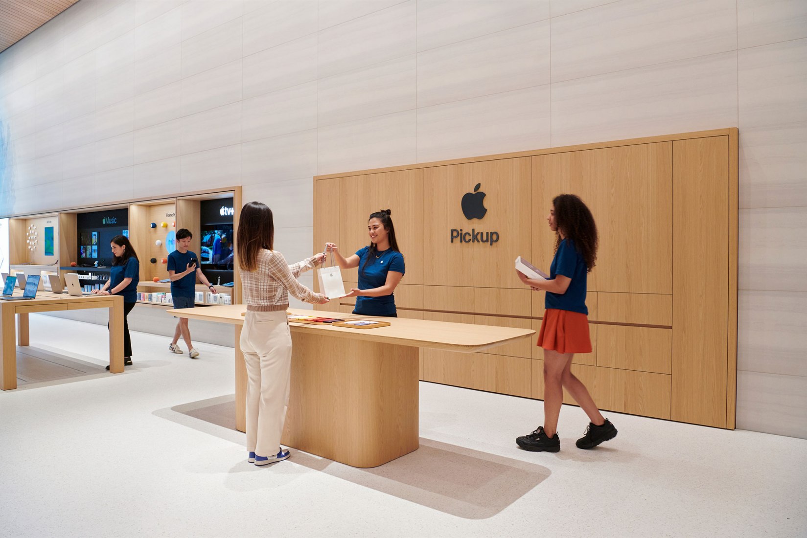 Tienda de Apple en Brompton Road Store por Foster + Partners. Fotografía por Nigel Young.