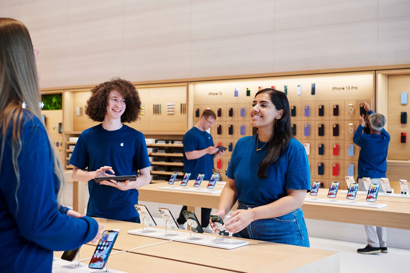 Tienda de Apple en Brompton Road Store por Foster + Partners. Fotografía por Nigel Young.