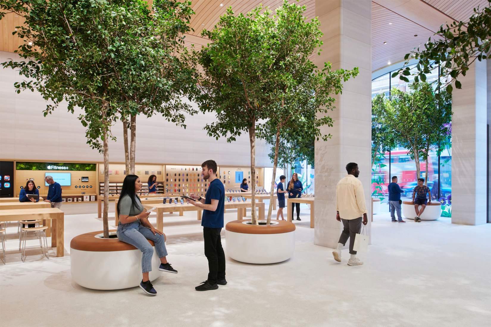 Tienda de Apple en Brompton Road Store por Foster + Partners. Fotografía por Nigel Young.
