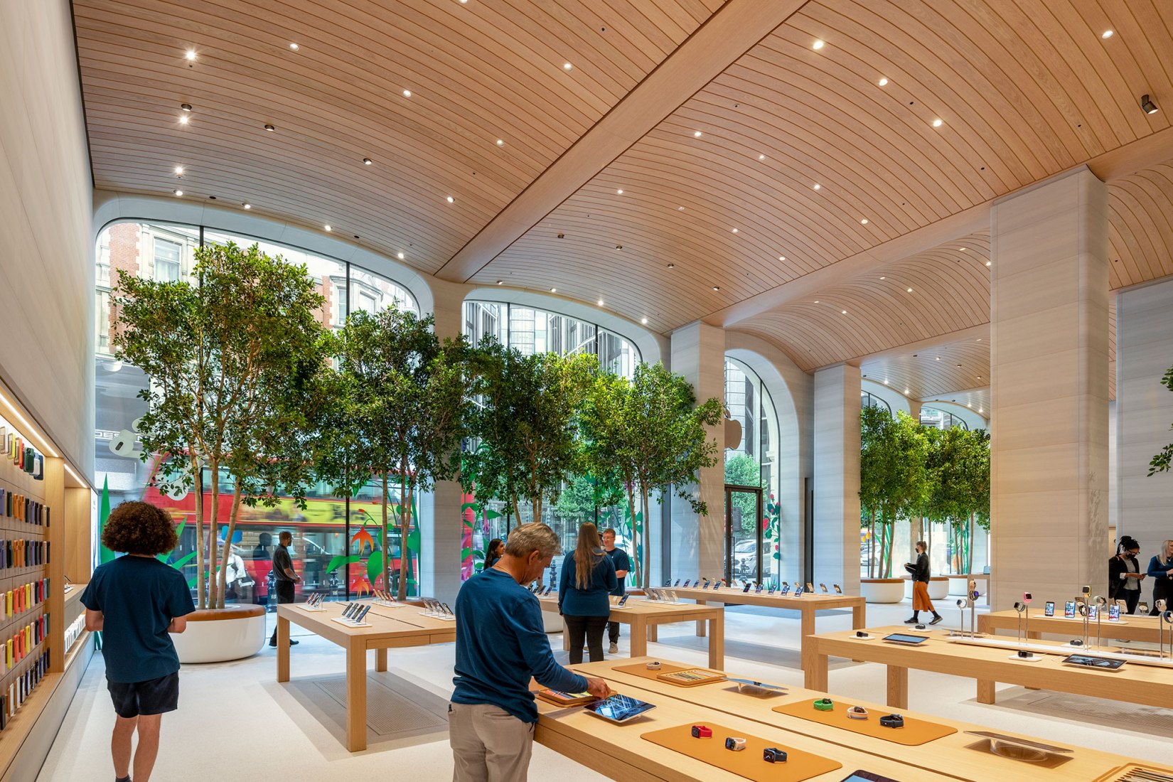 Tienda de Apple en Brompton Road Store por Foster + Partners. Fotografía por Nigel Young.