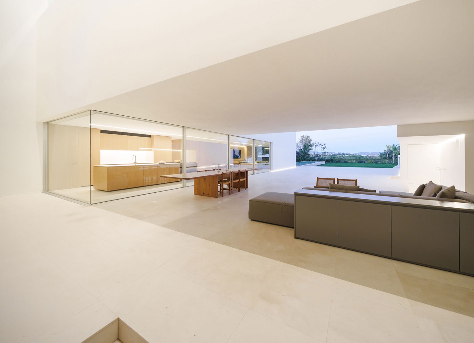 La Casa Vacía por Fran Silvestre Arquitectos. Fotografía por Jesús Orrico.