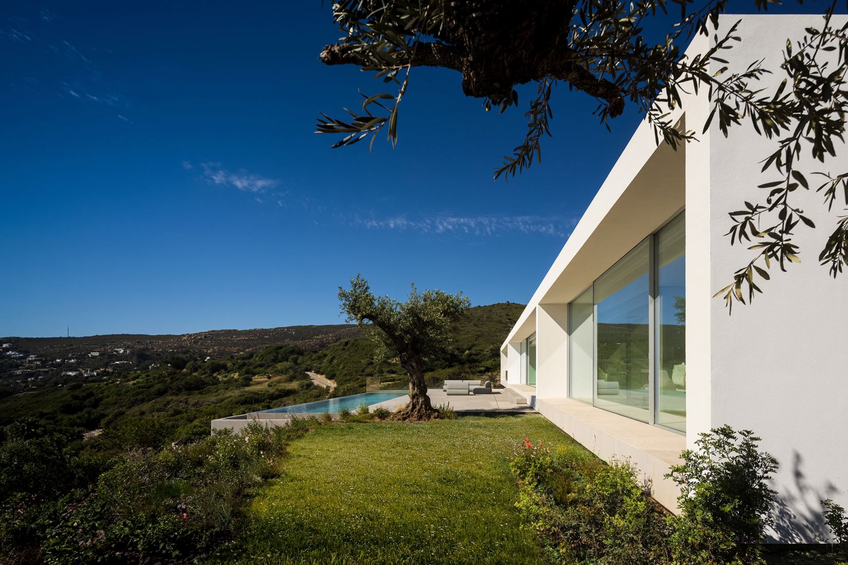 Casa en el aire por Fran Silvestre Arquitectos. Fotografía por Fernando Guerra.