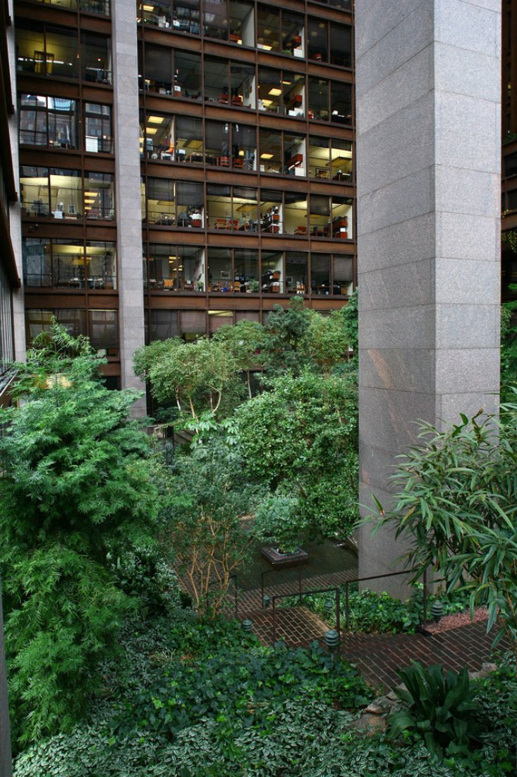 Interior view of the atrium. Ford Foundation renovation by Gensler. Photography © Richard Anderson.io. Rehabilitación de la Fundación Ford por Gensler. Fotografía © Richard Anderson.