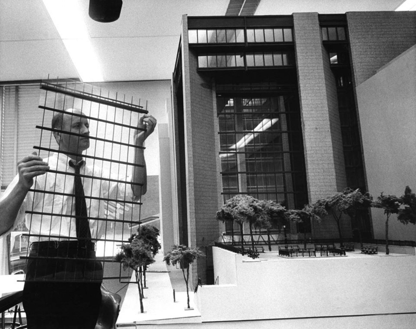 Kevin Roche working on the model. Ford Foundation renovation by Gensler. Photography © Courtesy of KRJDA, Kevin Roche John Dinkeloo and Associates LLC.