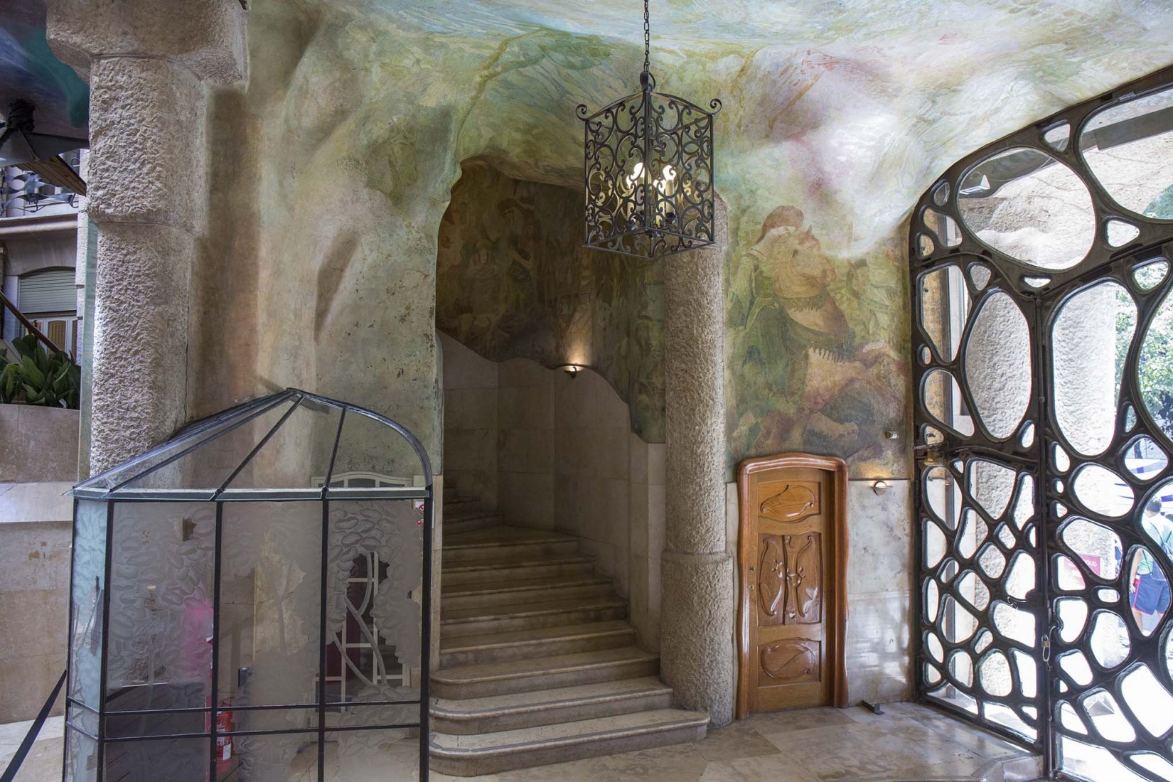 La Pedrera by Antoni Gaudí. Photograph by Glob@l Comunicació; Helena Encinas y Pepe Encinas.