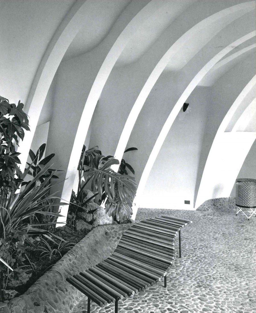 Apartments in the attic of the "Casa Milá". RUIZ MILLET, JOAQUIM. (2002). "Barba Corsini: Architecture 1953-1994". Barcelona: Galeria H2O.
