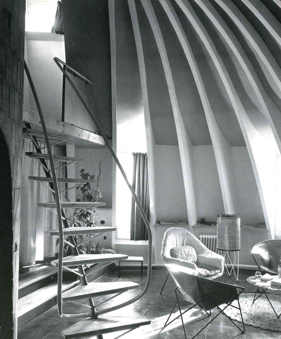 Apartments in the attic of the "Casa Milá". RUIZ MILLET, JOAQUIM. (2002). "Barba Corsini: Architecture 1953-1994". Barcelona: Galeria H2O.