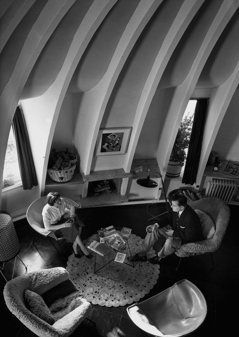 Apartments in the attic of the "Casa Milá". RUIZ MILLET, JOAQUIM. (2002). "Barba Corsini: Architecture 1953-1994". Barcelona: Galeria H2O.