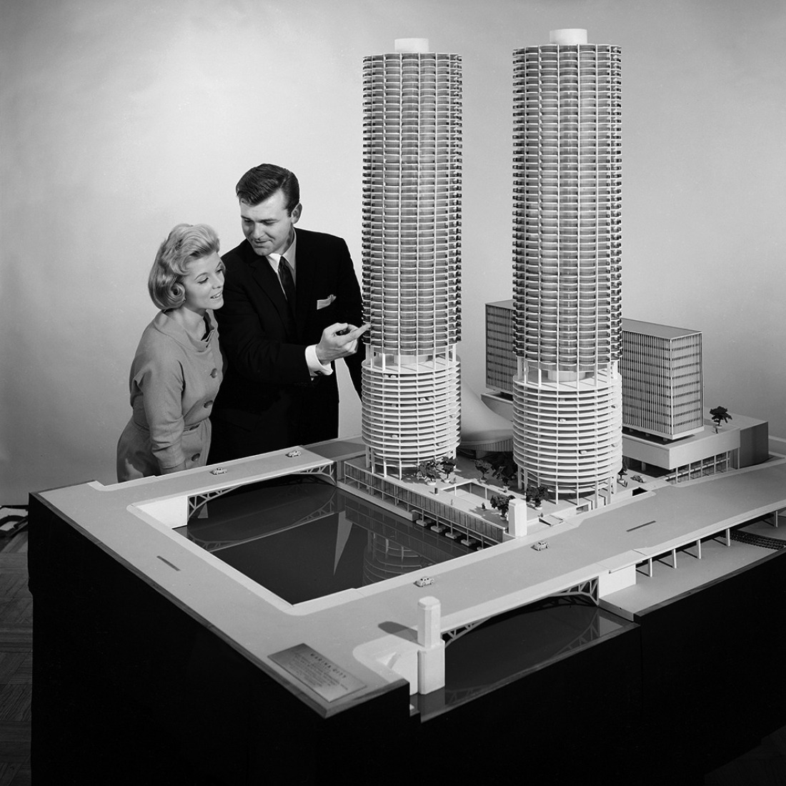 Models with the scale model of Marina City designed by Bertrand Goldberg. Image courtesy of Marina City Org. 